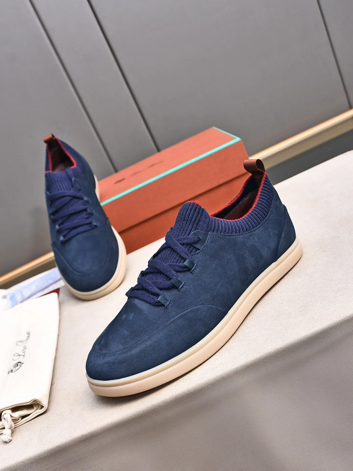 Men's Men's Shoes 💰500 LP's new product Loro Pian* 诺yo* Pianya Soho Walk These casual shoes and loafers are made of first-layer small nubuck cowhide. The texture is light, soft and comfortable. The mouth and tongue are decorated with high-density two-color knitting. The heel is decorated with a Kummel-colored original webbing pull-loop, which presents a unique three-dimensional effect. The unique version narrows slightly in the middle, and is decorated with details of the same material as shoelace eyelets. The original open-molded lightweight TPU rubber sole and spikes enhance traction and stability, and are full of modern aesthetic functional details. The rear is equipped with a cushion pad to enhance wearing comfort. It is sold in a complete package at the counter and is available in multiple colors!  Standard counter code number: 38～44# (45 customized)